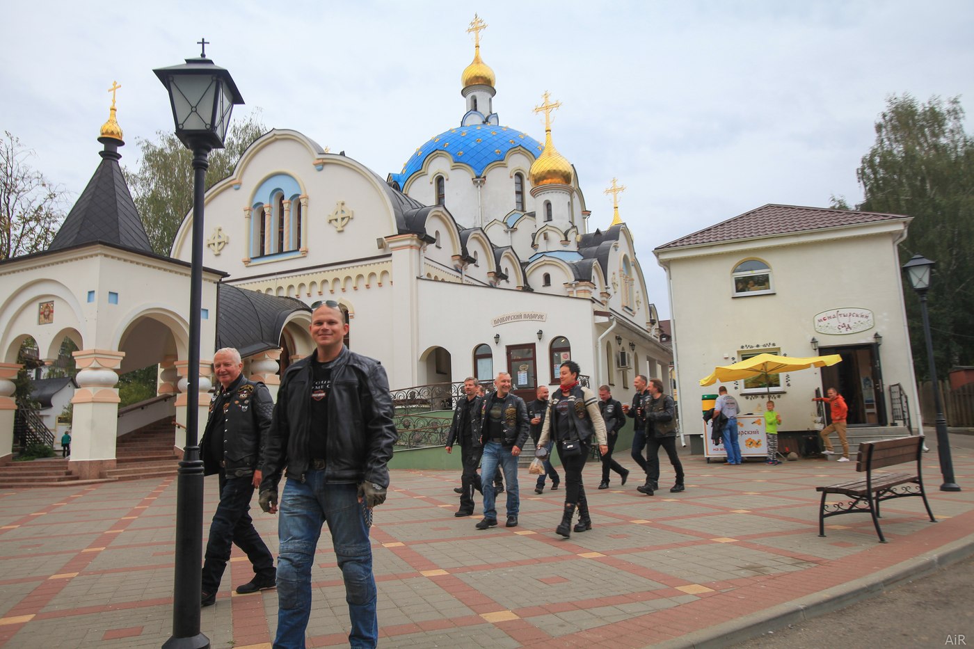 Прогулка байкеров по монастырскому подворью