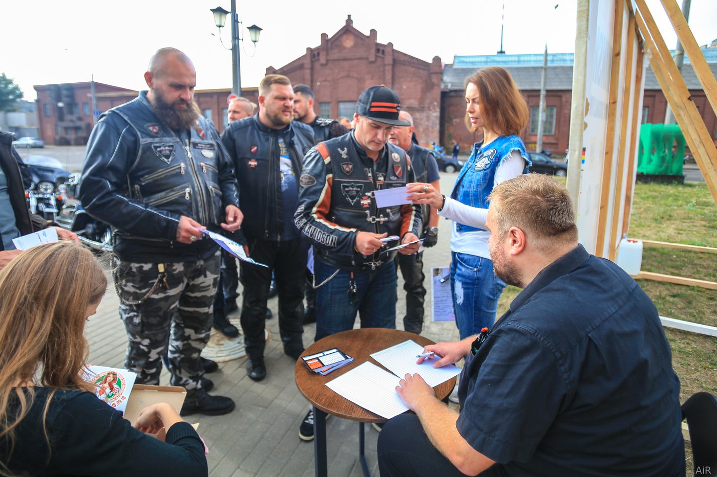 Регистрация участников Poker Run: Антон Мартысевич и роад-буки