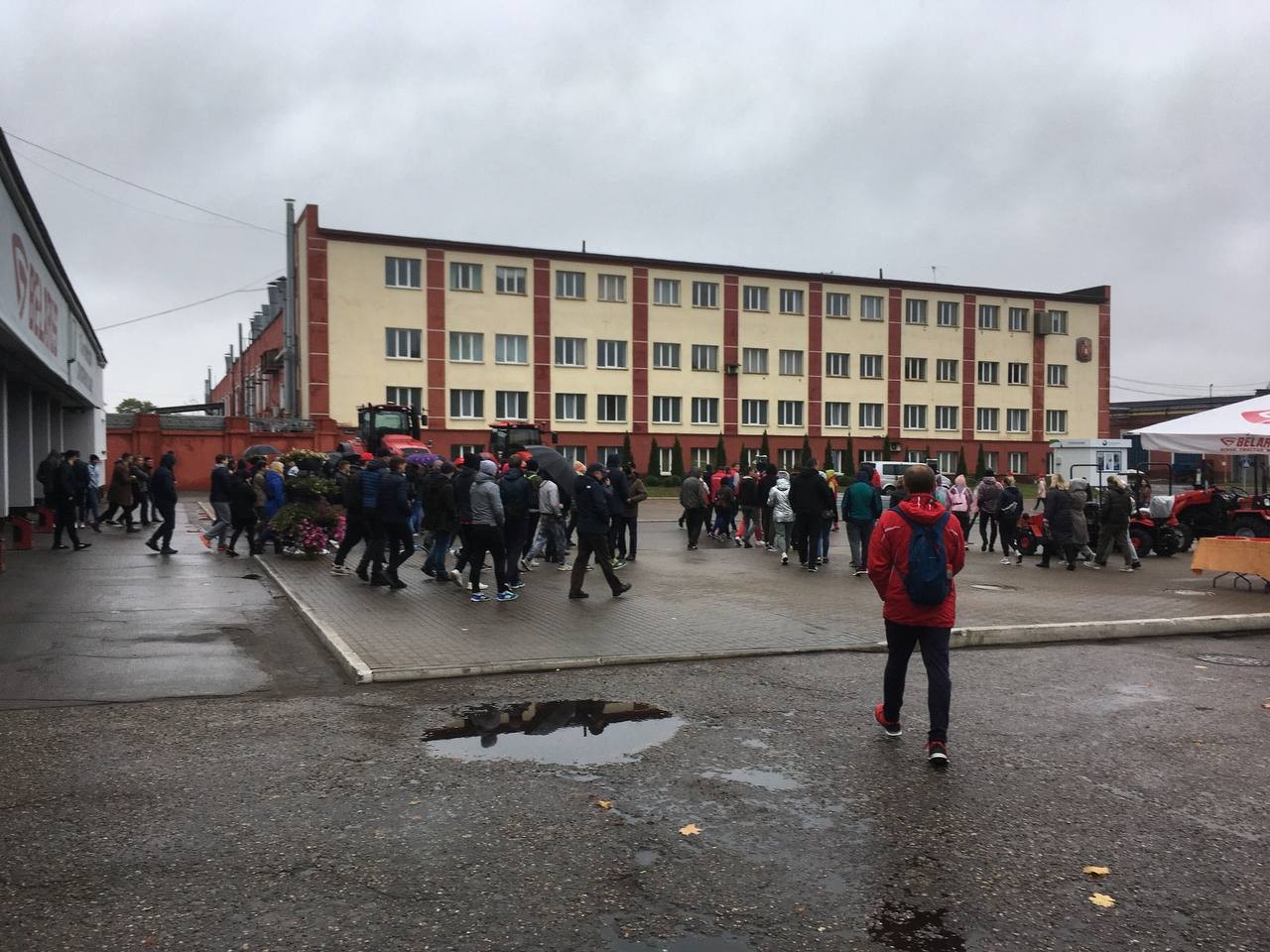 Масштабный квест на Минском Тракторном Заводе: 320 заводчан на центральной площади