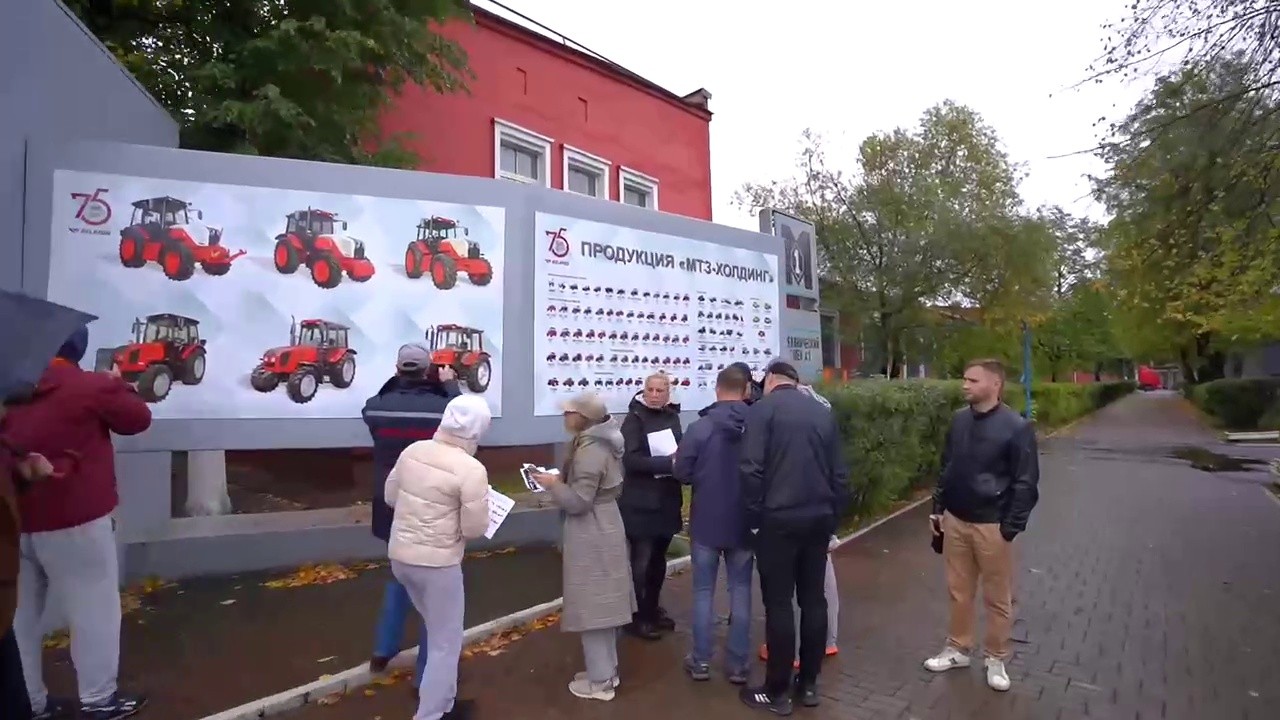 Команды изучают юбилейный стенд «75 Продукция МТЗ-Холдинг» в поисках ответов