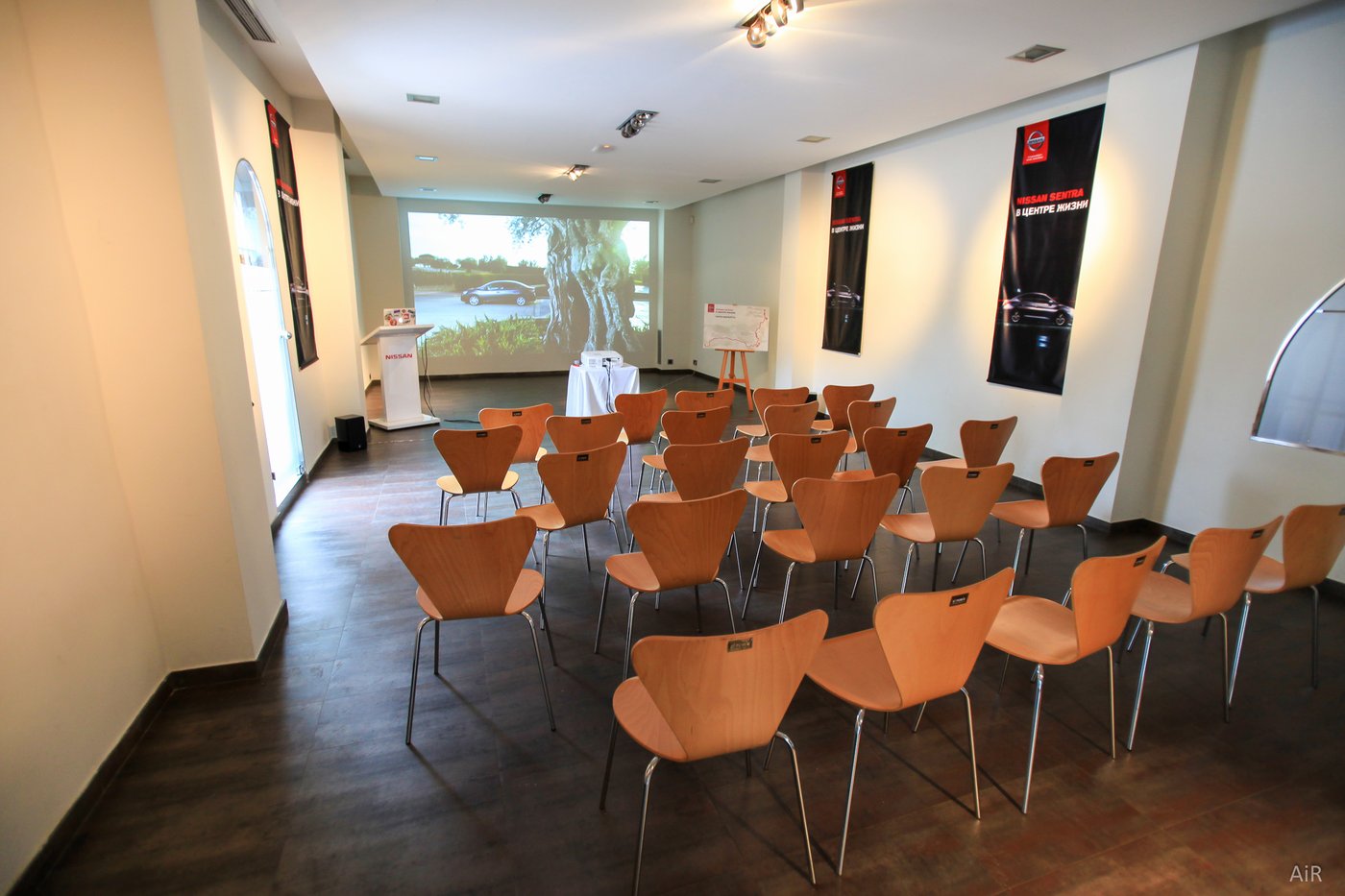 Конференц-зал Monasterio de Sant Miquel перед брифингом