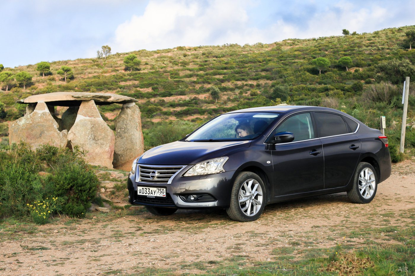 Nissan Sentra возле доисторического каменного дольмена в Каталонии