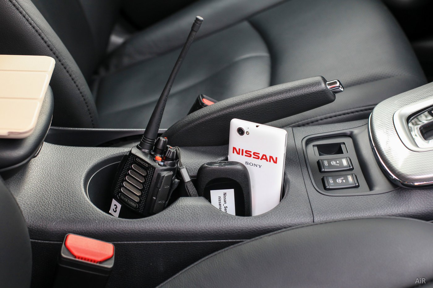 Оснащение экипажа: рация Kenwood, смартфон Nissan, смарт-ключ