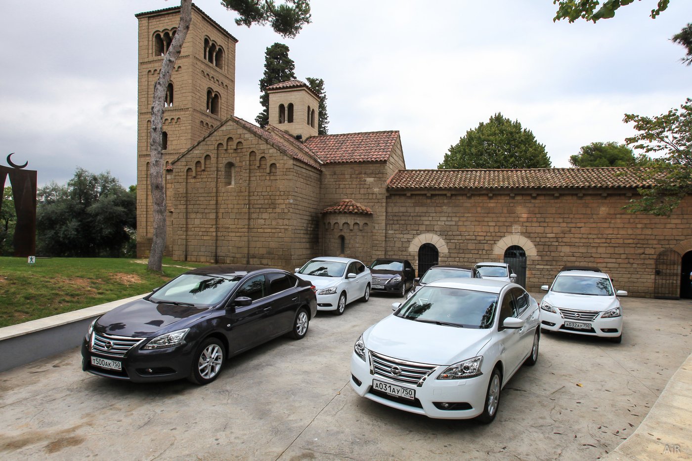 Автопарк Nissan Sentra перед стартом в Poble Espanyol