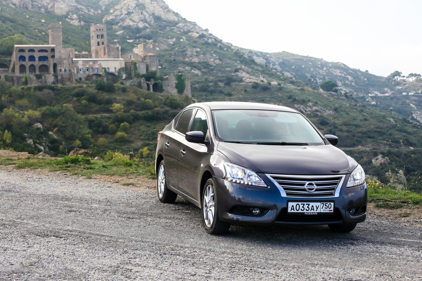 Nissan Sentra на горном серпантине с видом на монастырь Sant Pere de Rodes