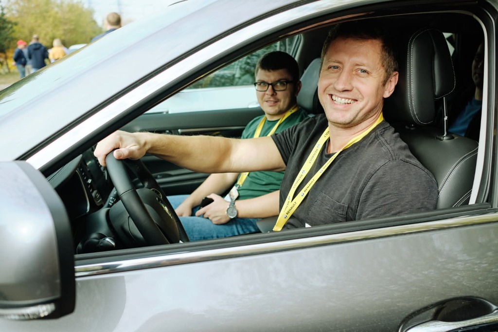 Участники автоквеста Renault за рулем автомобиля