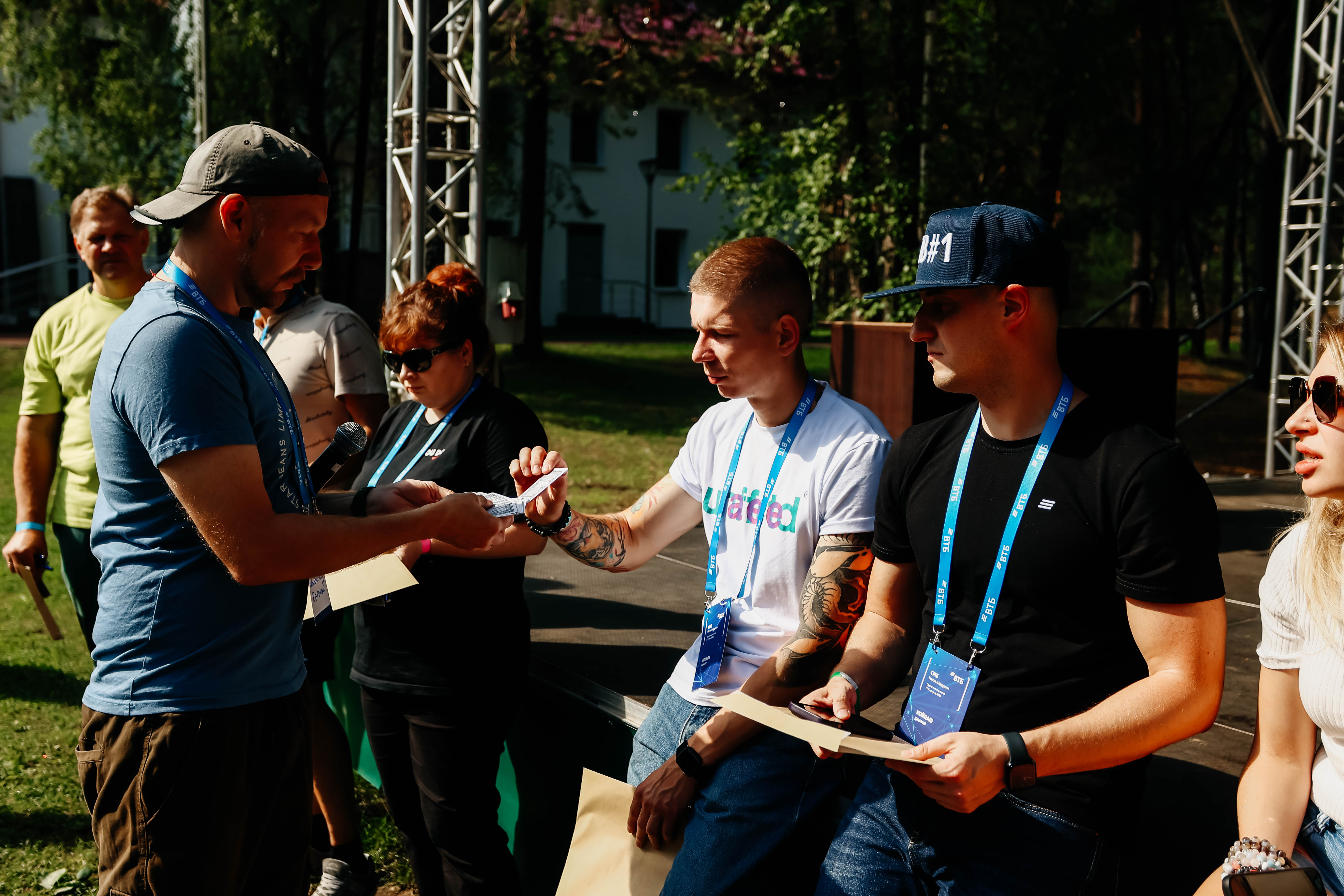 Евгений Шапошников выдает заработанные карты игрокам Банка ВТБ